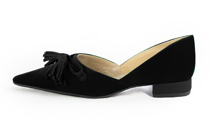 Matt black women's dress pumps, with a knot on the front. Pointed toe. Flat block heels. Profile view - Florence KOOIJMAN
